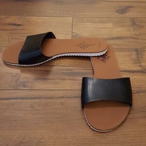 🆕 Soul Mates - Black Slip Ons